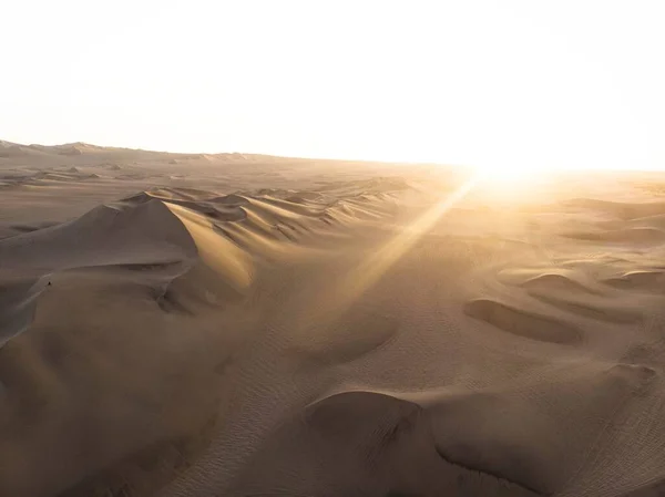 Ansichtkaart panorama zonsondergang zicht op geïsoleerde eenzame man persoon droge zandduinen woestijn van Huacachina Ica Peru — Stockfoto