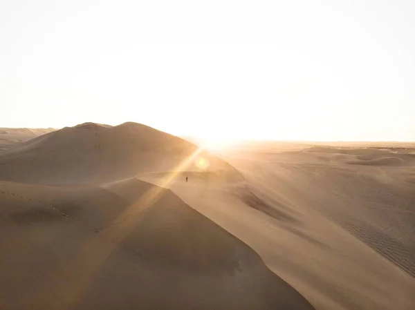 Panorama do cartão postal aéreo vista do pôr do sol isolado solitário único homem pessoa dunas de areia seca deserto de Huacachina Ica Peru — Fotografia de Stock