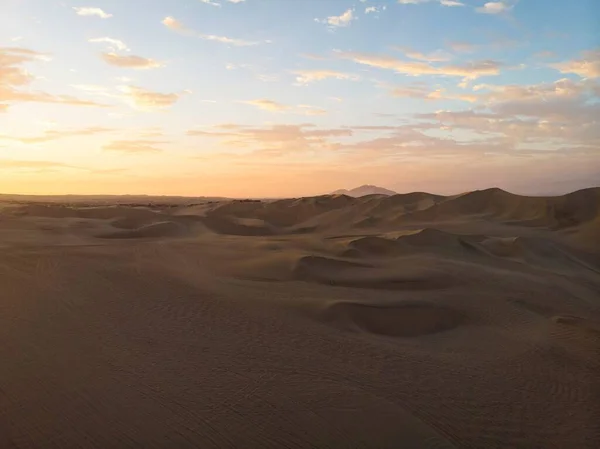 Légi képeslap panoráma naplemente kilátás elszigetelt hatalmas száraz homokdűnék sivatag Huacachina Ica Peru Dél-Amerika — Stock Fotó