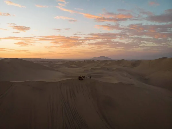 Ansichtkaart panorama zonsondergang uitzicht op buggy tour grop op droge zandduinen woestijn van Huacachina Ica Peru Zuid-Amerika — Stockfoto