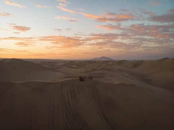 Lotnicze widokówki panorama zachód słońca widok buggy wycieczka grop na suchych wydmach pustyni Huacachina Ica Peru Ameryka Południowa — Zdjęcie stockowe