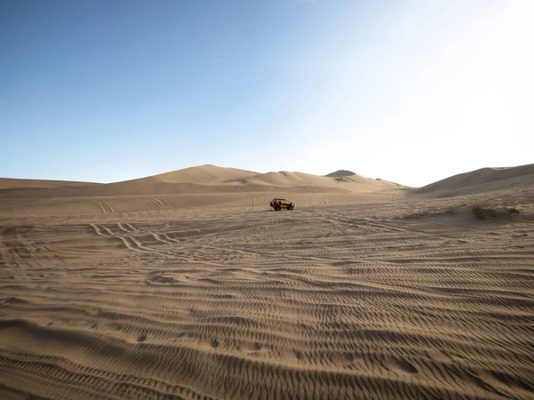 Passeio de carro de buggy de praia de duna 4x4 de tração nas quatro rodas no deserto de areia Huacachina Ica Peru América do Sul — Fotografia de Stock