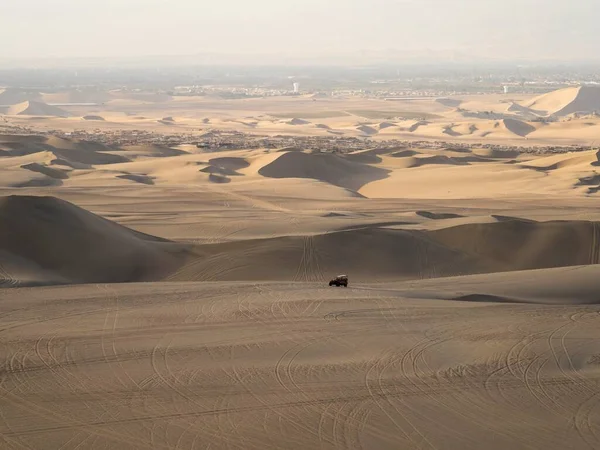 Vierwielaandrijving 4WD 4x4 duin strand buggy auto tour in zand woestijn Huacachina Ica Peru Zuid-Amerika — Stockfoto