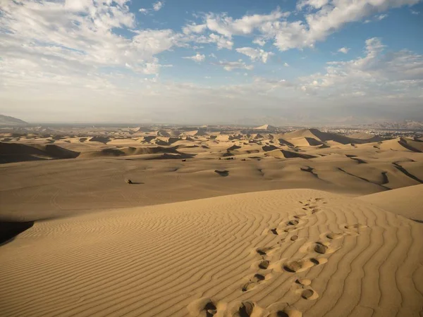 Panoráma képeslap kilátás lábnyom sivatag száraz homokdűnék textúra minta oázis Huacachina Ica Peru Dél-Amerika — Stock Fotó