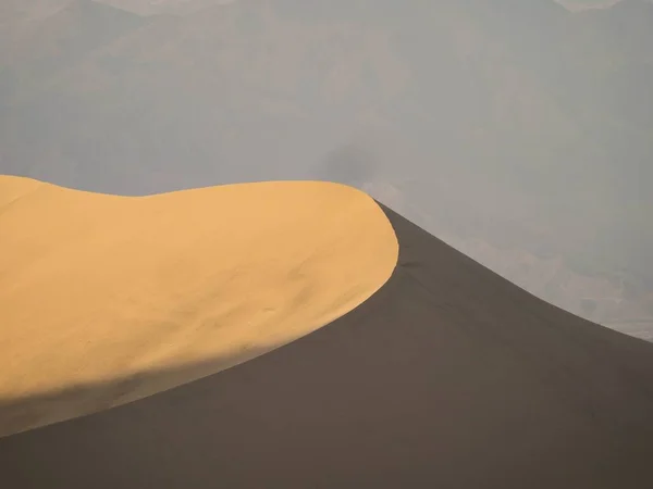 Панорамний вид сухих піщаних дюн текстура берегової пустелі Оазис Хуакачіна Іка Перу Південна Америка — стокове фото