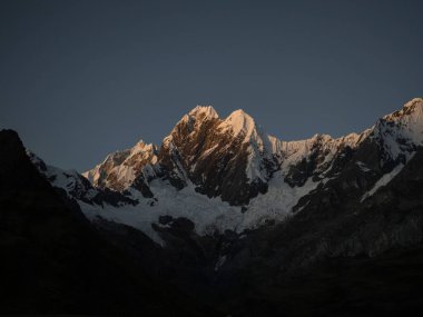 Cordillera Huayhuash Circuit ve Alp Dağı Ancash Huanuco Peru 'da kar tepeli buzullar zirvesi.