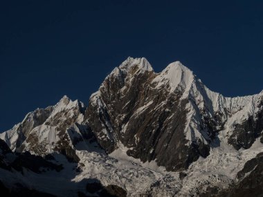 Cordillera Huayhuash Circuit ve Alp Dağı Ancash Huanuco Peru 'da kar tepeli buzullar zirvesi.