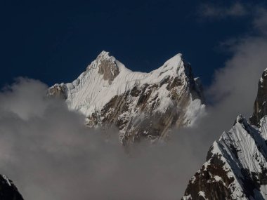 Cordillera Huayhuash Circuit ve Alp Dağı Ancash Huanuco Peru 'da kar tepeli buzullar zirvesi.
