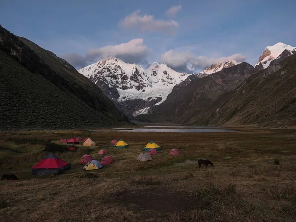 Panorama del amanecer de la montaña andes Tienda Jirishanca Campamento Lago Jahuacocha Cordillera Circuito Huayhuash Ancash Perú — Foto de Stock