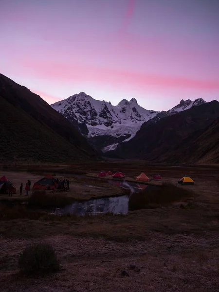 Panorama del amanecer de la montaña andes Tienda Jirishanca Campamento Lago Jahuacocha Cordillera Circuito Huayhuash Ancash Perú — Foto de Stock