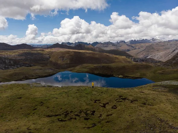 Flygfoto över Cordillera Huayhuash Circuit andes Alpine Mountain Lake Laguna Alcaycocha Ancash Peru Sydamerika — Stockfoto