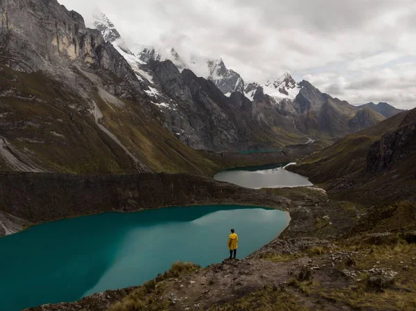 Mannelijke gele jas wandelaar Cordillera Huayhuash Circuit andes berg Mirador Tres Lagunas drie meren uitzicht Huanuco Peru — Stockfoto