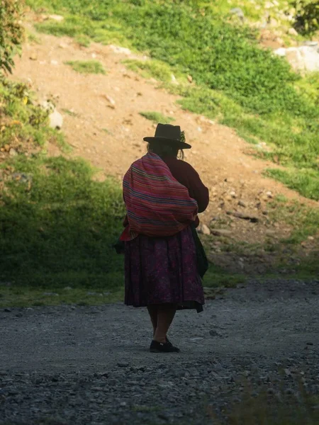 Anciana indígena vestida de traje tradicional en el Circuito Cordillera Huayhuash andes Ancash Huanuco Perú — Foto de Stock