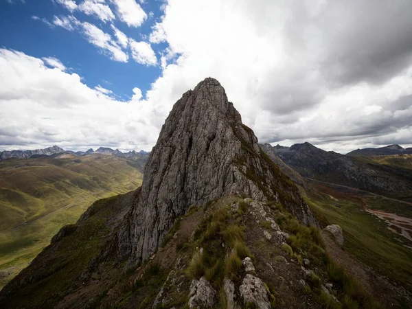 Mirador panorámico en el Circuito Cordillera Huayhuash y paso alpino de montaña Ancash Huanuco Perú Sudamérica — Foto de Stock