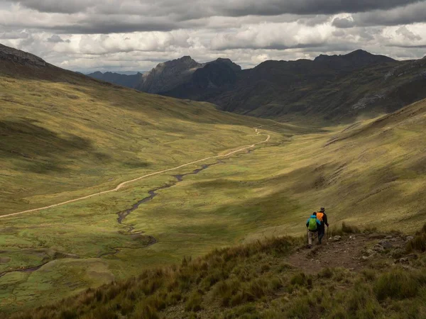 Panorama utsikt över två vandrare på Cordillera Huayhuash Circuit andes alpina berget Ancash Huanuco Peru Sydamerika — Stockfoto