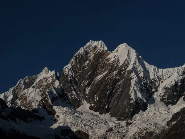 Panorama cumbre glaciar nevado sobre Cordillera Huayhuash Circuito andes montaña alpina Ancash Huanuco Perú — Foto de Stock