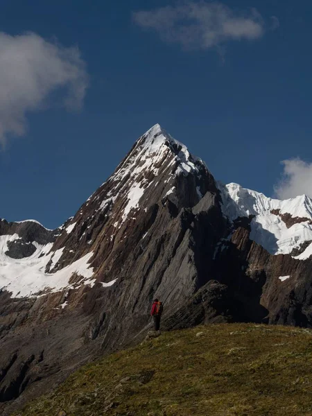 Panorama vista de excursionista en Cordillera Huayhuash Circuito andes montaña alpina Ancash Huanuco Perú Sudamérica — Foto de Stock