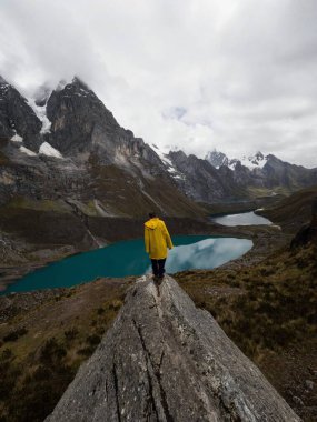 Erkek sarı ceketli yürüyüşçü Cordillera Huayhuash Pisti ve dağ Mirador Tres Lagunas üç göl manzaralı Huanuco Peru