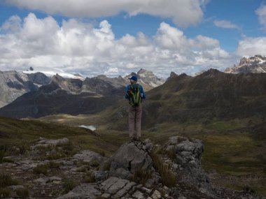 Cordillera Huayhuash Pisti ve Alp Dağı Ancash Huanuco Peru Güney Amerika 'daki yürüyüşçü manzarası