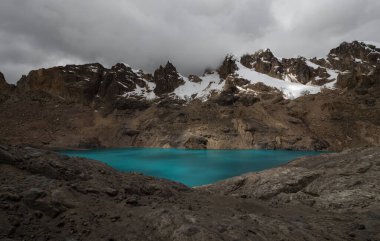 Turkuaz Cordillera Huayhuash Alp Dağı ve Trapecio Gölü manzaralı Güney Amerika Ancash Peru