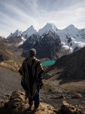 Geleneksel pançolu erkek yürüyüşçü Cordillera Huayhuash Pisti ve San Antonio dağı Laguna Jurau Huanuco Peru 'yu geçiyor.