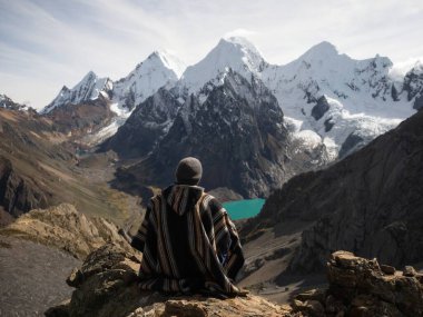 Geleneksel pançolu erkek yürüyüşçü Cordillera Huayhuash Pisti ve San Antonio dağı Laguna Jurau Huanuco Peru 'yu geçiyor.