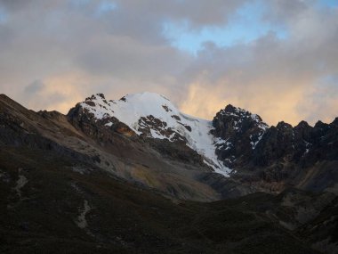 Cordillera Huayhuash Pisti ve Alp Dağları manzaralı Ancash Huanuco Peru Güney Amerika