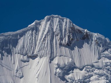 Cordillera Huayhuash Circuit ve Alp Dağı Ancash Huanuco Peru 'da kar tepeli buzullar zirvesi.