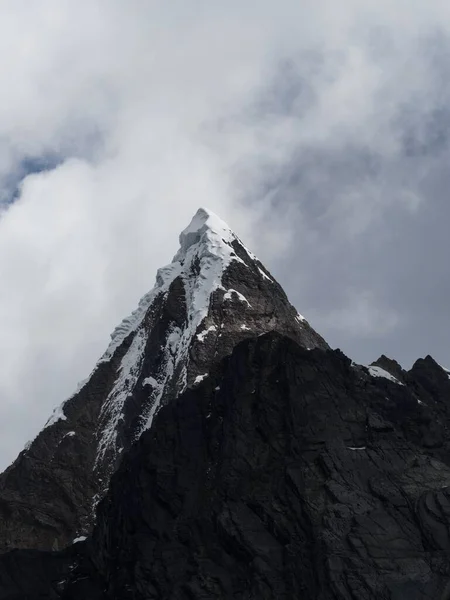 Lumikattoinen jäätikkö huippukokous huippu panoraama Cordillera Huayhuash Circuit andes Alppien vuori Ancash Huanuco Peru — kuvapankkivalokuva