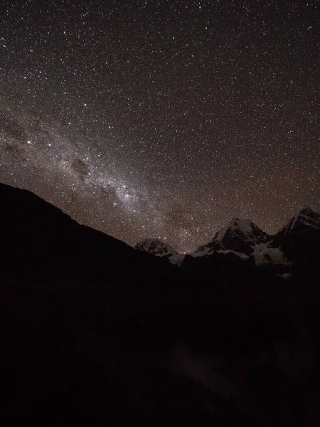 El cielo nocturno de la Vía Láctea protagoniza el Circuito Cordillera Huayhuash y el lago alpino de montaña Laguna Carhuacocha Ancash Perú — Foto de Stock