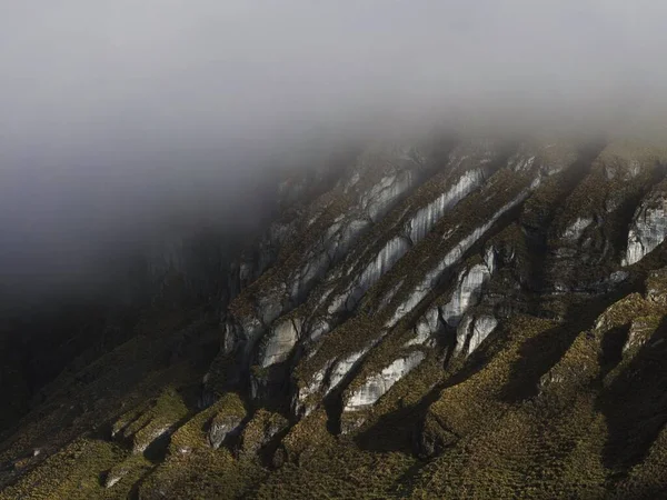 Vista panorámica en la Cordillera Huayhuash Circuito andes lago alpino de montaña Laguna Carhuacocha Ancash Perú América del Sur — Foto de Stock