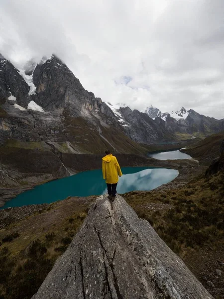 Caminante masculino chaqueta amarilla Cordillera Huayhuash Circuito andes montaña Mirador Tres Lagunas vista tres lagos Huanuco Perú — Foto de Stock