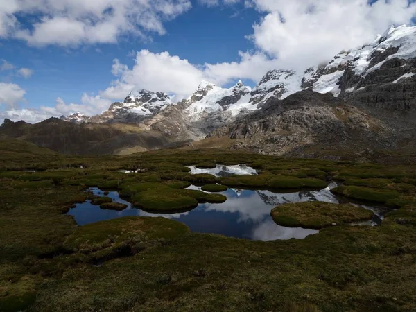 Vista panorámica de la Cordillera Circuito Huayhuash andes lago alpino de montaña Laguna reflejo Ancash Perú América del Sur — Foto de Stock