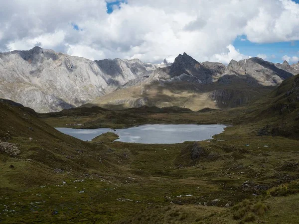 Panoráma kilátás Cordillera Huayhuash Circuit andes alpesi hegyi tó Laguna Carnicero Ancash Peru Dél-Amerika — Stock Fotó