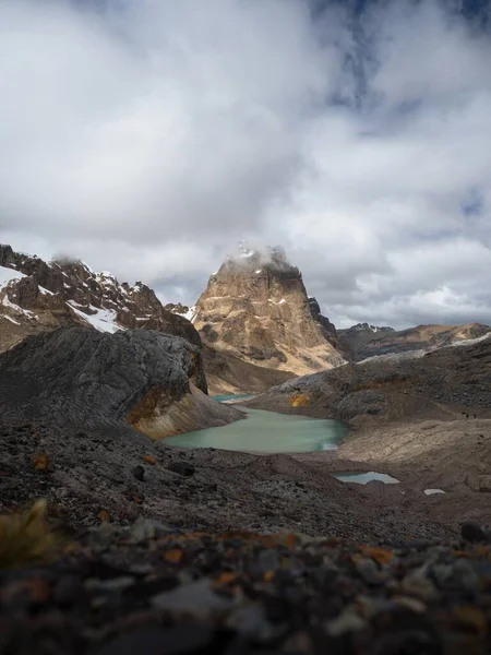 Vista panorámica de la Cordillera Turquesa Circuito Huayhuash alpino andes montaña lago Trapecio Ancash Perú América del Sur — Foto de Stock