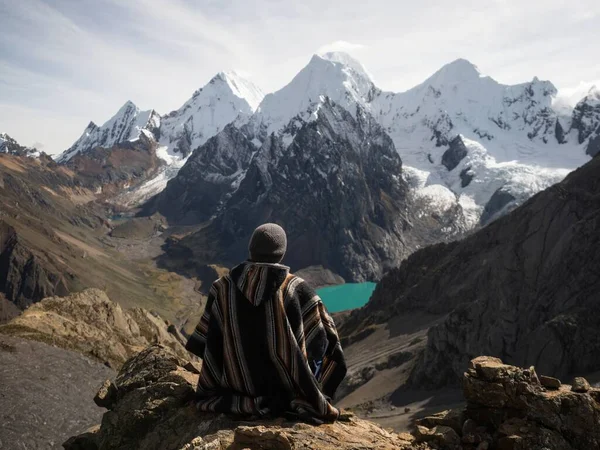 Senderista masculino en poncho tradicional Cordillera Huayhuash Circuito andes montaña San Antonio paso Laguna Jurau Huanuco Perú — Foto de Stock