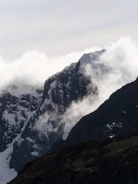 Panorama cumbre glaciar nevado sobre Cordillera Huayhuash Circuito andes montaña alpina Ancash Huanuco Perú — Foto de Stock