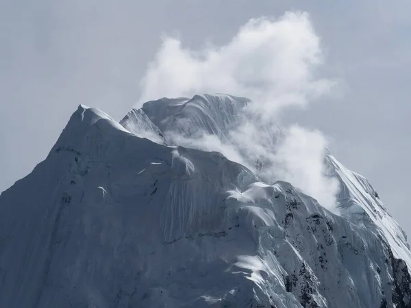 Lumikattoinen jäätikkö huippukokous huippu panoraama Cordillera Huayhuash Circuit andes Alppien vuori Ancash Huanuco Peru — kuvapankkivalokuva