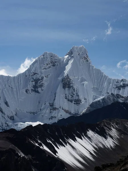 Panorama cumbre glaciar nevado sobre Cordillera Huayhuash Circuito andes montaña alpina Ancash Huanuco Perú — Foto de Stock