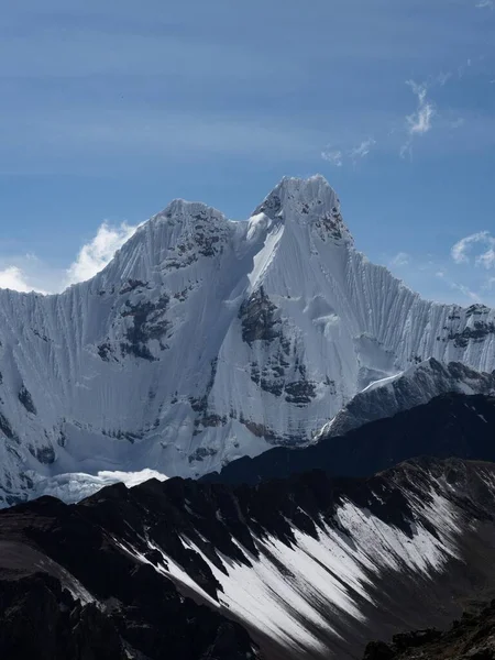 Снегопад ледник саммит пик панорама на Кордильера Huayhuash Circuit и альпийская гора Ancash Huanuco Перу — стоковое фото