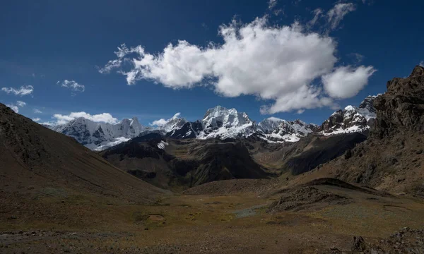 Vista panorámica de la Cordillera Huayhuash Circuito valle andes cordillera alpina Ancash Huanuco Perú Sudamérica —  Fotos de Stock