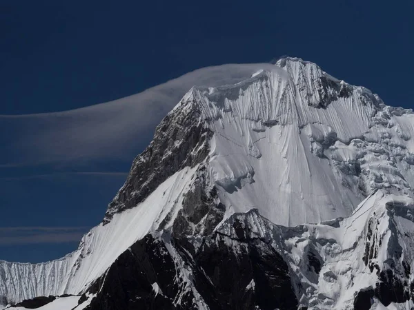 Cordillera Huayhuash Circuit ve Alp Dağı Ancash Huanuco Peru 'da kar tepeli buzullar zirvesi. — Stok fotoğraf