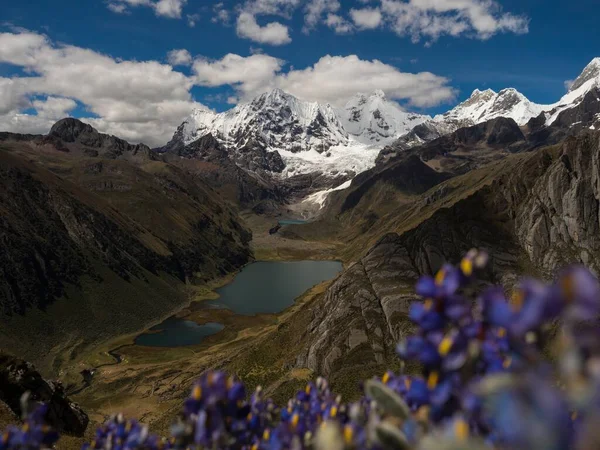 Luchtfoto panorama van andes berg Jirishanca Camp Jahuacocha Cordillera Huayhuash Circuit Ancash Peru Zuid-Amerika — Stockfoto