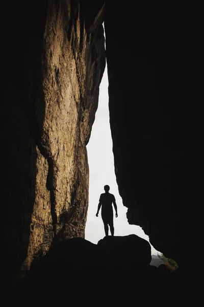 Silueta umană între pereții grotei de peșteri Idagrotte Elbe Sandstone Mountains Saxon Elveția Saxonia Germania — Fotografie, imagine de stoc
