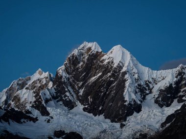 Cordillera Huayhuash Pisti 'nin zirve manzarası karla kaplı ve dağlık Rondoy Jirishanca Yerupaja Sarapo Huanuco Peru Güney Latin Amerika
