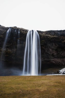 Seljalandsfoss Şelalesi, İzlanda 'nın Güney Bölgesi' nde Halka Yolu 1 'in yakınlarındaki Seljalands nehrine uzun süre maruz kaldı.