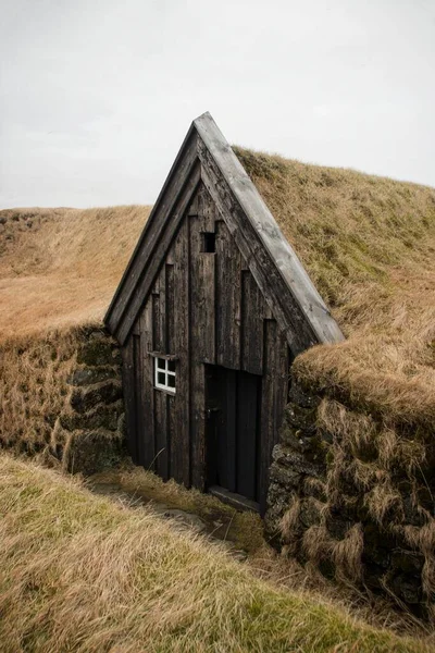 Panorama vista de la hierba verde tradicional histórica Keldur Turf House sod naturaleza granja museo Hella Islandia del Sur — Foto de Stock