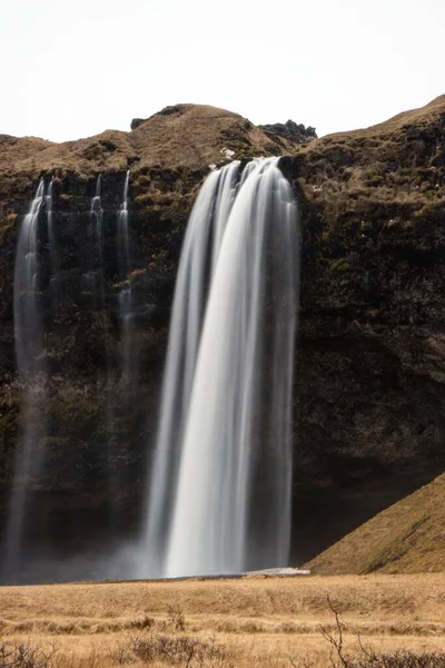 Panorama dlouhá expozice slavného Seljalandsfoss vodopád Seljalands řeka v blízkosti Ring Road 1 na jihu regionu Islandu — Stock fotografie