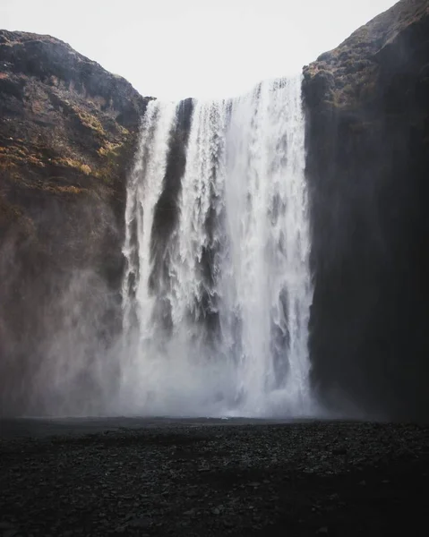 冰岛南部Skogar附近著名的宽Skogafoss悬崖瀑布Skoga河全景 — 图库照片