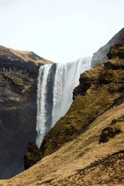 Vista panorâmica da famosa cachoeira Skogafoss penhasco rio Skoga perto de Skogar Islândia do Sul Europa — Fotografia de Stock